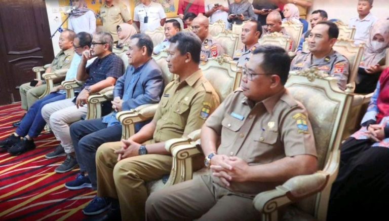 Anggota DPRD Kota Cirebon Hadiri Penandatanganan NPHD Anggota DPRD Kota Cirebon Fahrozi menghadiri penandatanganan Naskah Perjanjian Hibah Daerah (NPHD). FOTO: Istimewa.