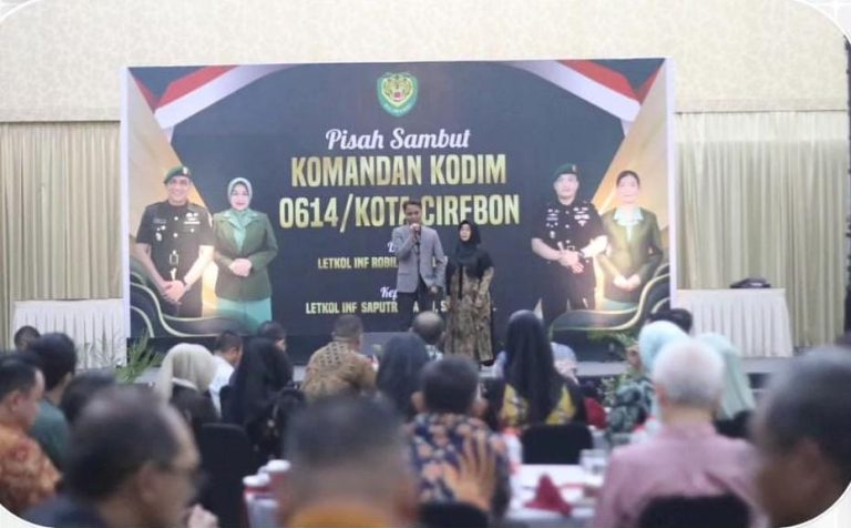 Ketua DPRD Hadiri Pisah Sambut Dandim 0614 Kota Cirebon Ketua DPRD Kota Cirebon, Ruri Tri Lesmana menghadiri pisah sambut Komandan Kodim (Dandim) 0614/Kota Cirebon di Ballroom Grage Hotel, Jumat (19/7/2024) malam. FOTO: Istimewa.
