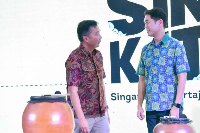 Kedatangan Scoot Airlines Diharapkan Jadi Momen Kebangkitan BIJB Maskapai Scoot Airlines mendarat perdana di Bandara Internasional Jawa Barat (BIJB) Kertajati. (Foto: Pemprov Jabar).