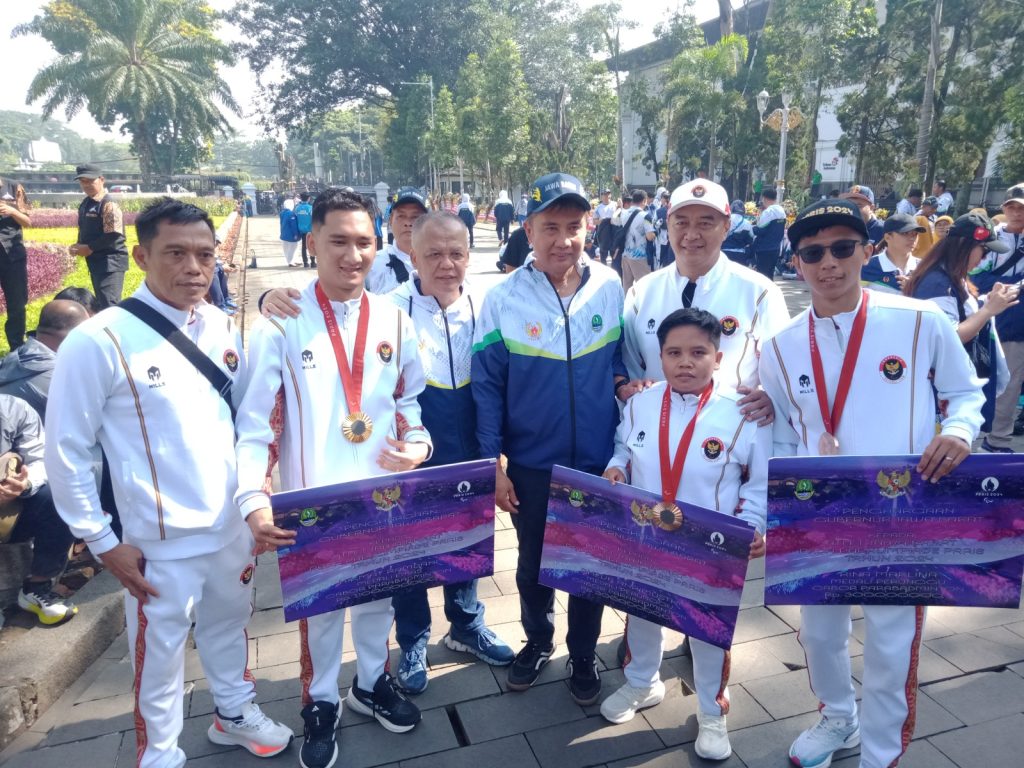 Para atlet Paralimpiade Paris 2024 mendapatkan uang kadeudeuh dari Pemdaprov Jabar diserahkan secara simbolis oleh Penjabat Gubernur Bey Machmudin pada acara peringatan Hari Olahraga Nasional ke – 41, di Gedung Sate Bandung. (Pemprov Jabar).