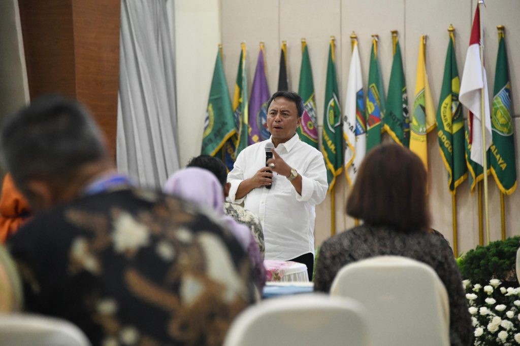 caption Sekda Jabar Memberikan Arahan pada Penutupan Pelatihan Kepemimpinan Administrator (PKA) Tahap Klasikal di Lingkungan Pemerintah Provinsi Jawa Barat Angkatan I dan II Tahun 2024 di BPSDM Provinsi Jawa Barat, Kota Cimahi, Kamis (26/9/2024). (Foto: Pemprov Jabar)