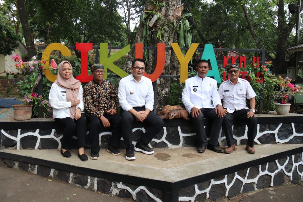 Pj Bupati Cirebon Wahyu Mijaya usai memberikan sertifikat desa wisata.