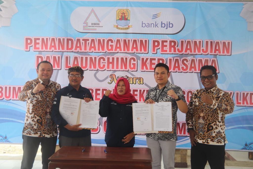 Penandatanganan kerja sama antara Bumdesma Sumber Rezeki Wong Gegesik Lembaga Keuangan Desa (LKD) dengan Bank BJB Cabang Sumber. (Foto: Diskominfo Kabupaten Cirebon)