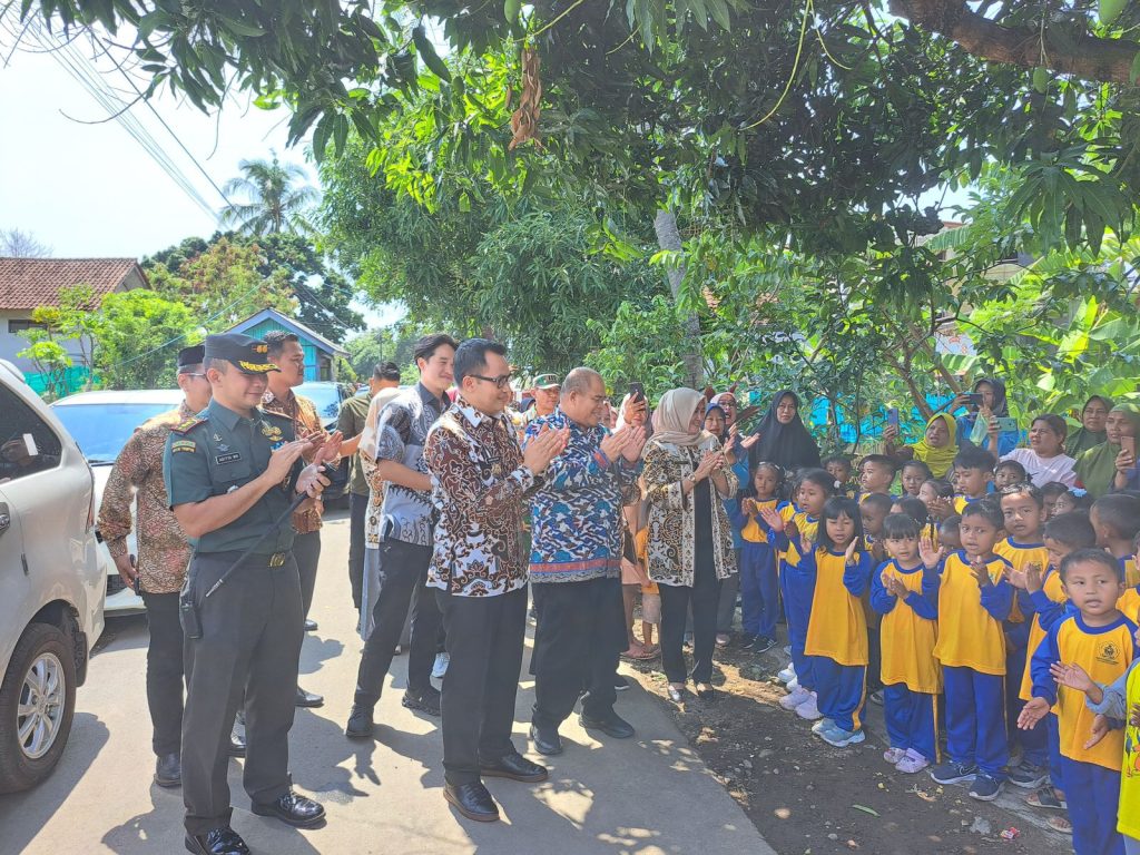 Pj Bupati Cirebon saat resmikan sumber air bersih di Desa Winduhaji, Sedong. (Foto: Pemkab Cirebon).