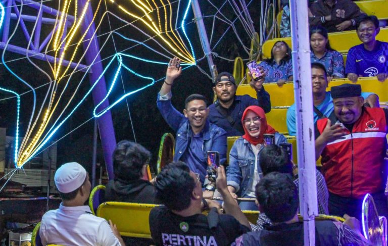Momen Kedekatan Masyarakat Bersama Dani-Fitria di Pasar Malam Muludan