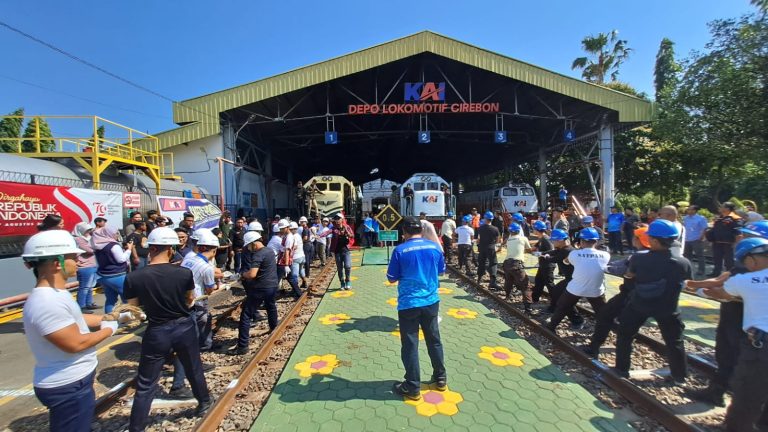Seru! Lomba Tarik Lokomotif 84 Ton Meriahkan HUT KAI ke-79 di Daop 3 Cirebon