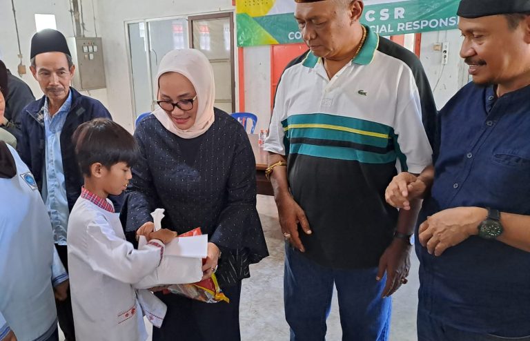 Eti Herawati dan PT Bukitapit Berbagi Kebahagiaan dengan Anak Yatim