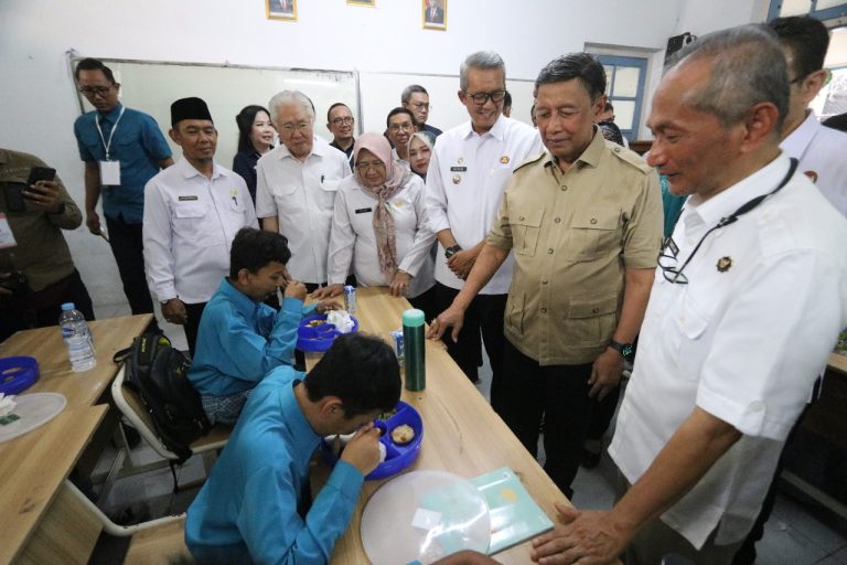 Intip Menu Uji Coba Makan Bergizi Gratis di SMPN 1 Kota Cirebon