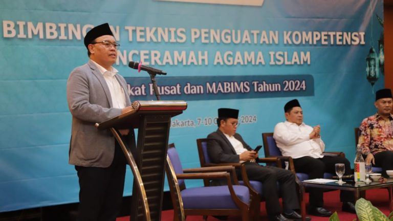 Direktur Penerangan Agama Islam Kemenag, Ahmad Zayadi (berdiri). (Foto: Kemenag RI).