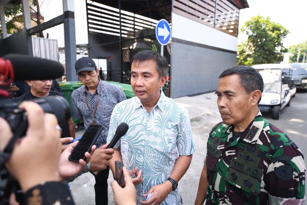 Penjabat (Pj) Gubernur Jawa Barat Bey Machmudin mengunjungi dan melihat inovasi pengelolaan sampah di Markas Sekolah Staf dan Komando Angkatan Darat (Seskoad), Jl. Gatot Subroto, Kota Bandung