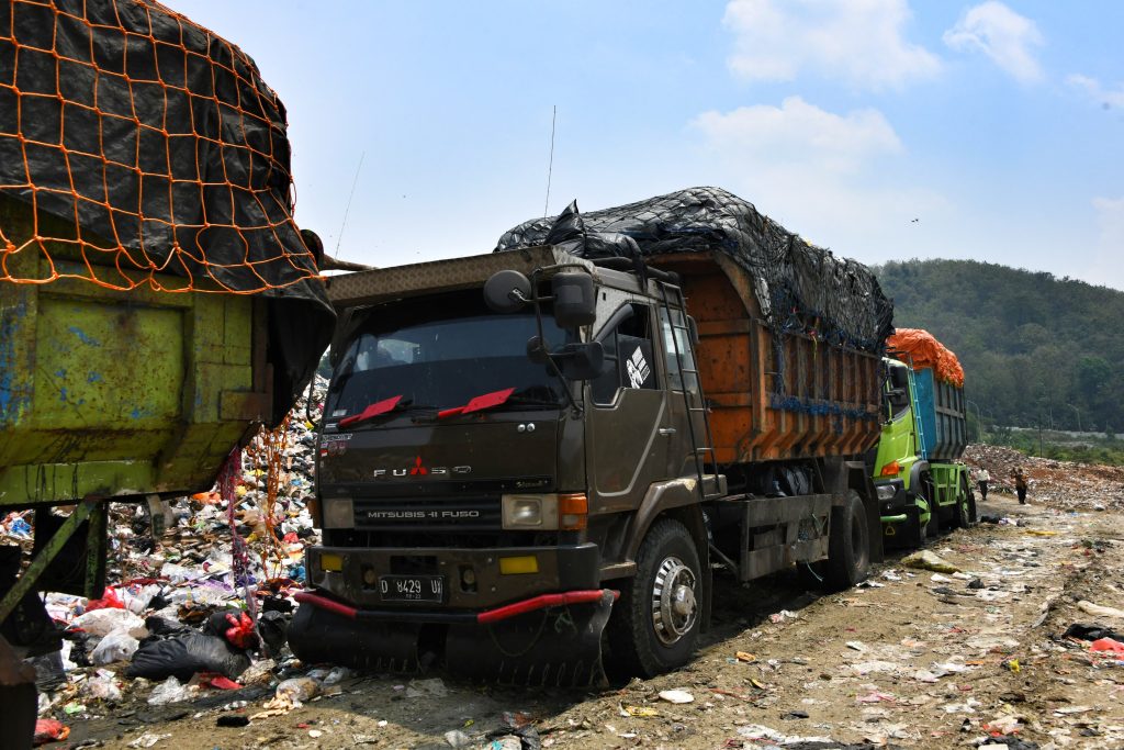 Truk pengangkut sampah di TPA Sarimukti. (Foto: Pemprov Jabar).