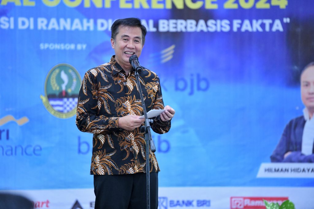 Pj Gubernur Jabar Bey Machmudin dalam seminar 'Jabar Digital Conference' yang dirangkai pelantikan pengurus Asosiasi Media Siber Indonesia (AMSI) Wilayah Jawa Barat periode 2024-2027. (Foto: Pemprov Jabar).