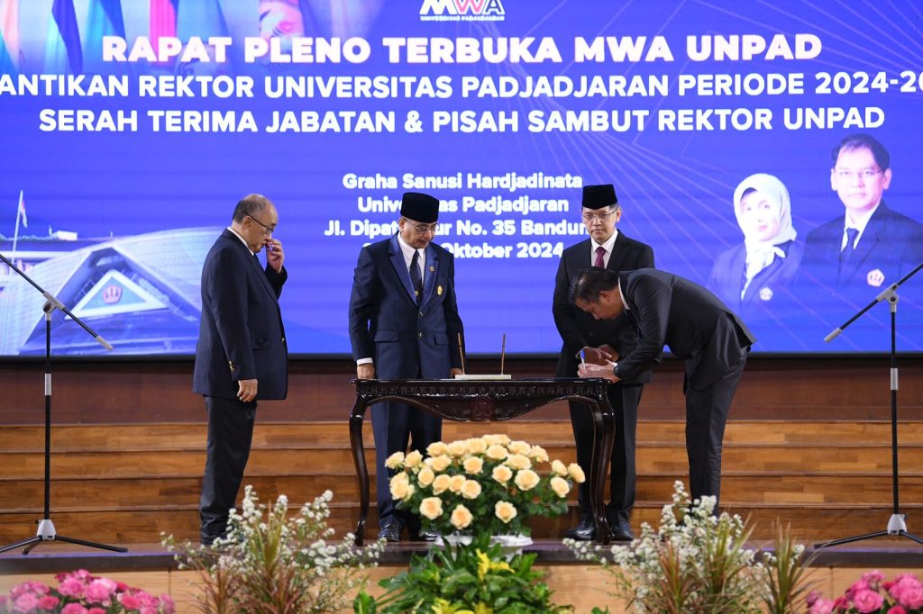 Pj Gubernur Jawa Barat Bey Machmudin menghadiri Pelantikan Rektor UNPAD periode 2024-2029 Di Graha Sanusi Unpad Dipatiukur, Kota Bandung, Senin (7/10/2024) (RizalFS/Dokpim Jabar)