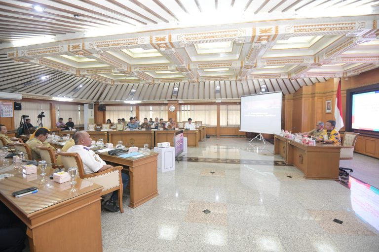 Jabar-Jateng Jalin Kerja Sama Kelola Perbatasan Sekda Jabar Herman Suryatman didampingi Asisten Perekonomian beserta jajaran beraudiensi dengan Sekretaris Daerah Provinsi Jawa Tengah dan jajaran terkait Penandatanganan Perjanjian Kerja Sama Pengelolaan Batas Daerah di Ruang Rapat Pemdaprov Jateng, Kota Semarang Jawa Tengah. (Foto: Humas Jabar).