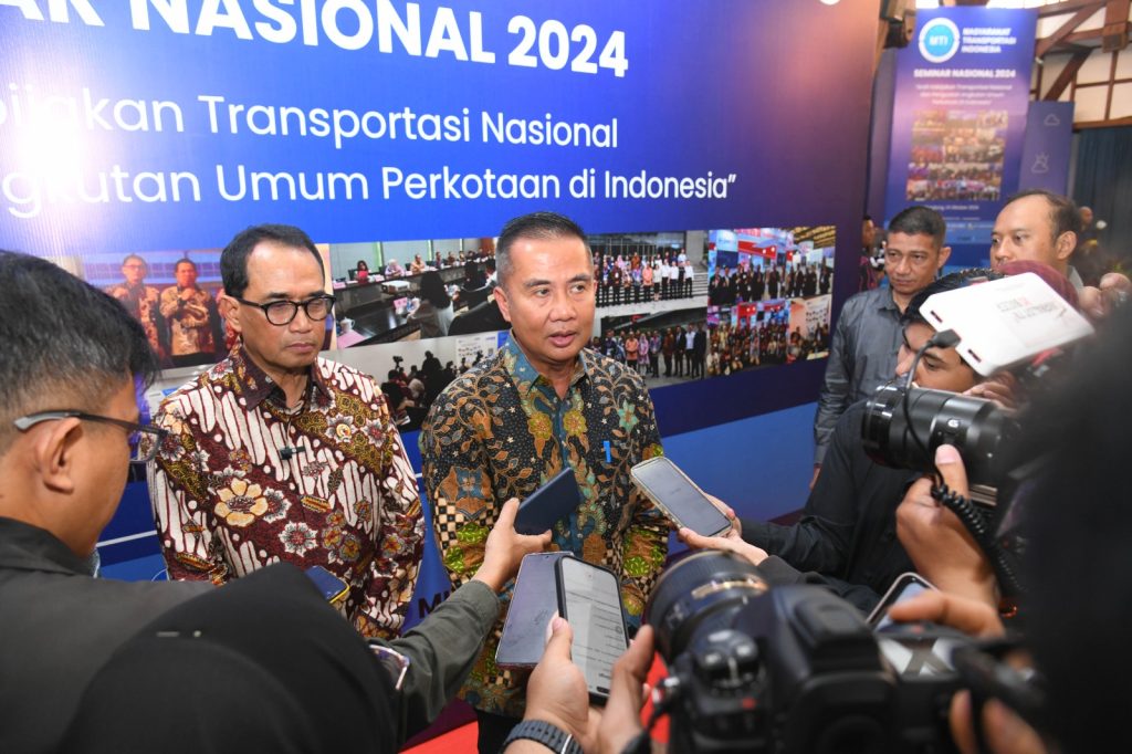 Penjabat Gubernur Jabar Bey Machmudin saat seminar nasional ‘Arah Kebijakan Transportasi Nasional dan Penguatan Angkutan Umum Perkotaan di Indonesia’ di Aula Timur, kampus ITB, Jalan Ganeca, Kota Bandung, Senin (14/10/2024).