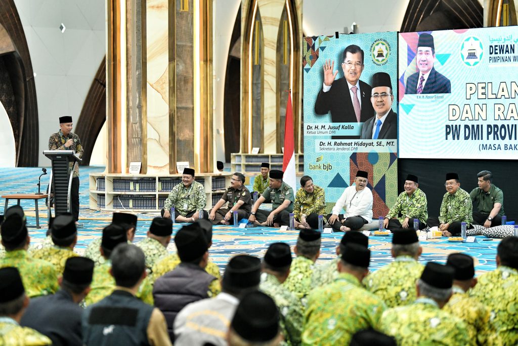 Caption: Pj Gubernur Jawa Barat Bey Machmudin bersama Ketua Umum Dewan Masjid Indonesia (DMI) sekaligus Wakil Presiden ke-10 dan ke-12 RI Jusuf Kalla menghadiri pelantikan Pengurus Wilayah Dewan Masjid Indonesia Jawa Barat periode 2024-2029 di Masjid Raya Al Jabbar, Kota Bandung, Senin (14/10/2024).(Foto: Biro Adpim Jabar)