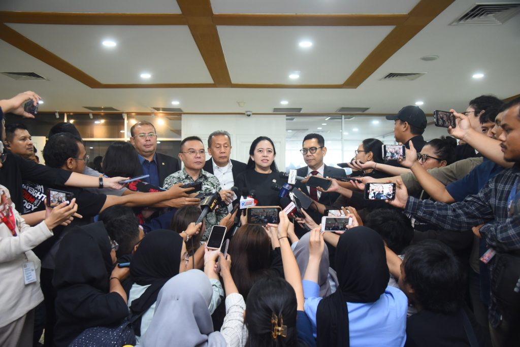 Ketua DPR RI Dr. (H.C) Puan Maharani seusai Rapat Pimpinan (Rapim) dan Rapat Konsultasi pertama yang dilakukan di Gedung Nusantara II, DPR RI, Senayan, Jakarta, Senin (14/10/2024). Foto : Runi/Andri