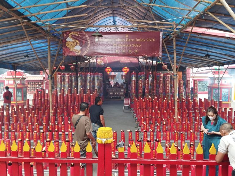 Meriah, Perayaan Imlek 2025 di Vihara Dewi Welas Asih Cirebon Masih Dipadati Jemaah