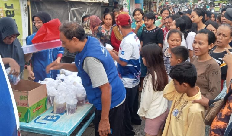 Berkah Ramadan, Partai Demokrat Cirebon Bagi-Bagi Takjil