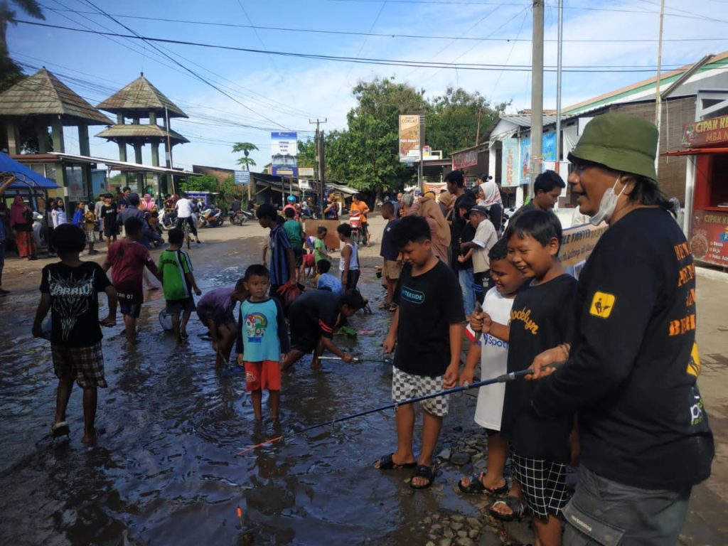 Protes Keras! Warga Desa Kaliwulu Cirebon Tebar Ikan Lele di Jalan Rusak