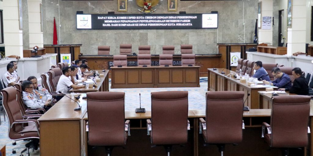 Rapat kerja Komisi DPRD membahas optimalisasi pendapatan daerah dari sektor retribusi parkir, di Griya Sawala gedung DPRD, Senin (26/5/2024).