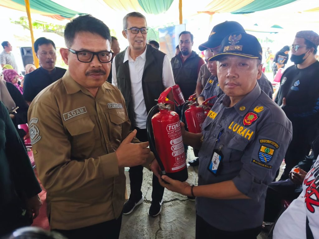Cegah Kebakaran Sejak Dini, DPKP Kota Cirebon Distribusikan APAR