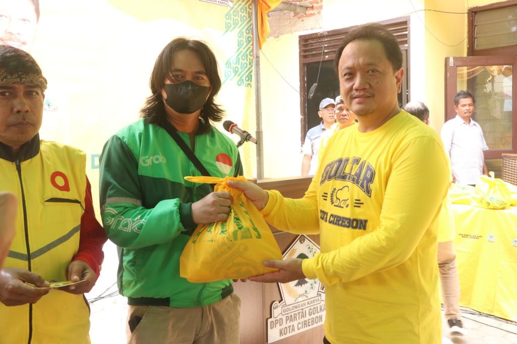 Golkar Kota Cirebon Bagikan Seribu Paket Sembako di HUT ke-61