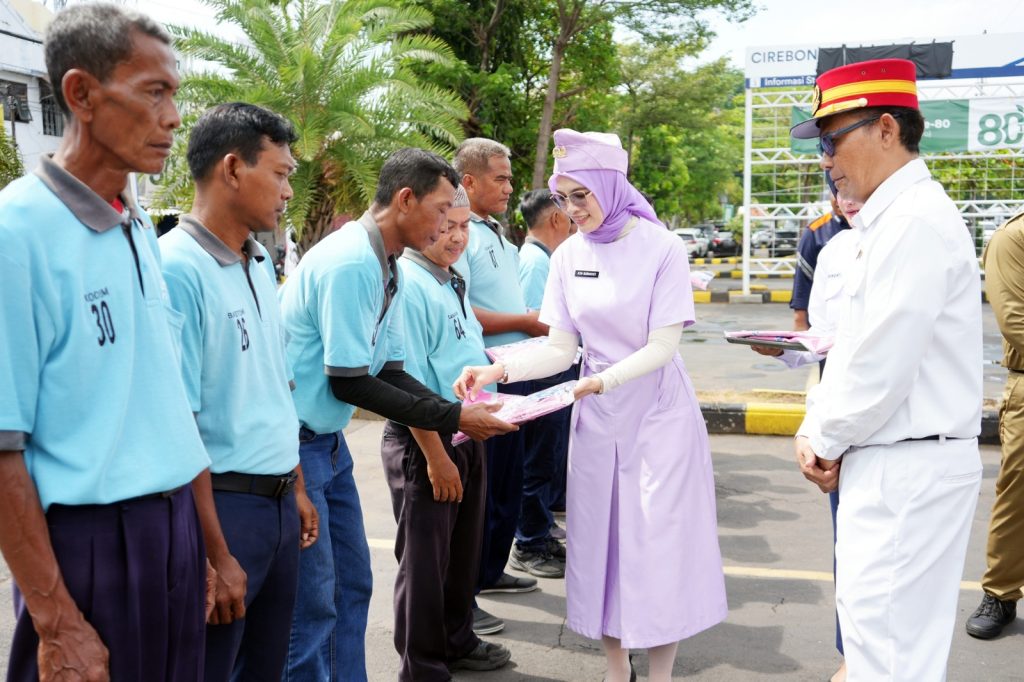 123 Porter di Cirebon Terima Seragam Baru dari Program TJSL KAI