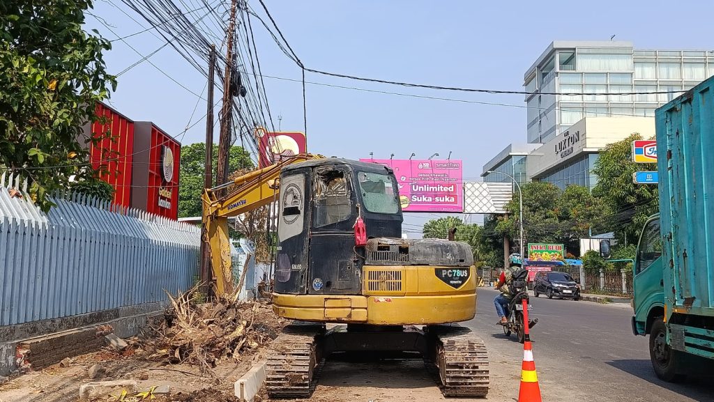 Pemkot Cirebon Pastikan Pohon Peneduh Diganti Usai Perbaikan Trotoar