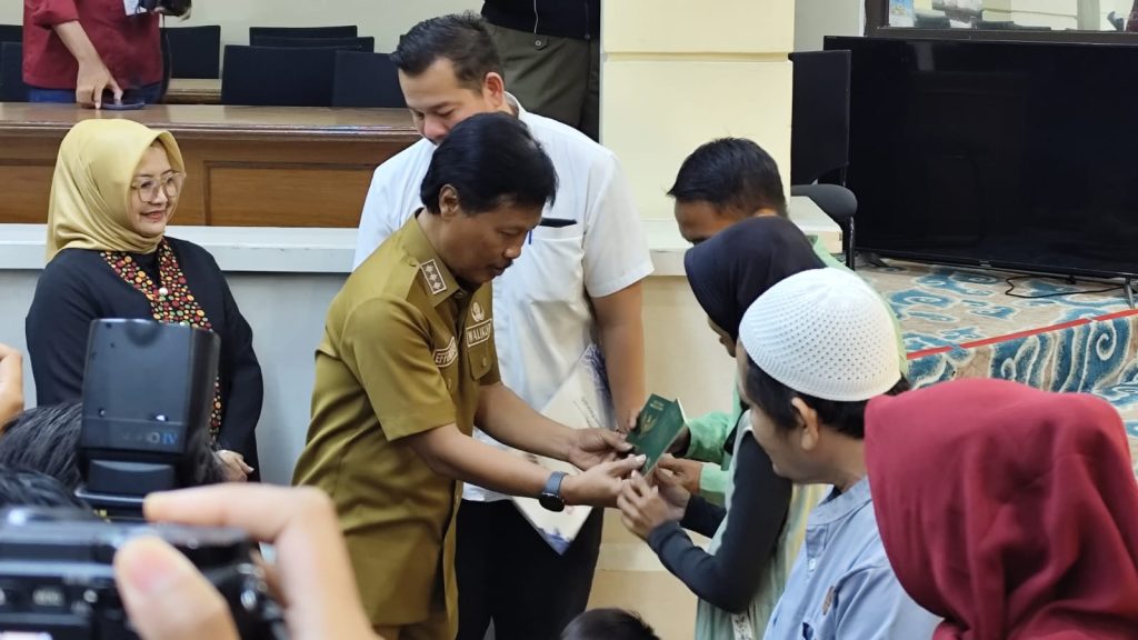 Pensiunan ASN Kota Cirebon Bantu Warga Miliki Dokumen Nikah dan Kependudukan