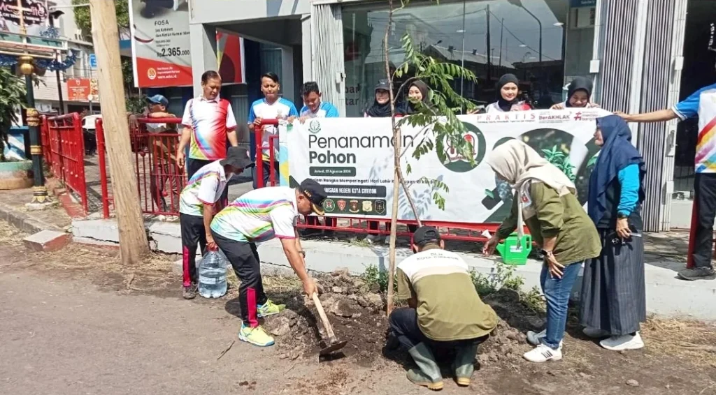 Peringati Hari Kejaksaan, DPRKP Tanam Pohon di Rajawali–Bahagia Penanaman pohon di Jalan Bahagia Kota Cirebon.