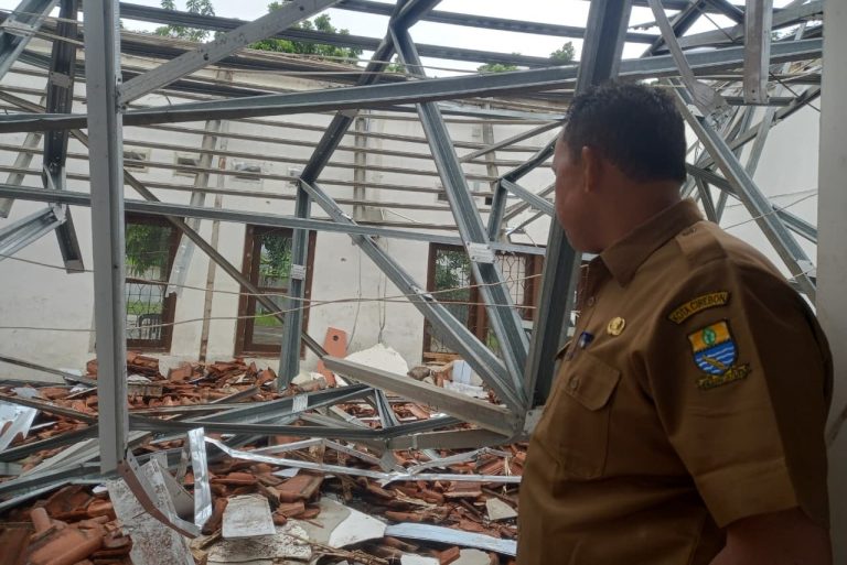 Atap Kantor Disnaker Kota Cirebon Ambruk, Ada Opsi Relokasi Pegawai Atap Disnaker Kota Cirebon Ambruk