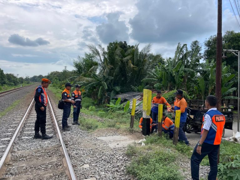 KAI Daop 3 Cirebon Tutup Permanen Belasan Perlintasan Ilegal KAI Daop 3 Cirebon Tutup Permanen Belasan Perlintasan Ilegal