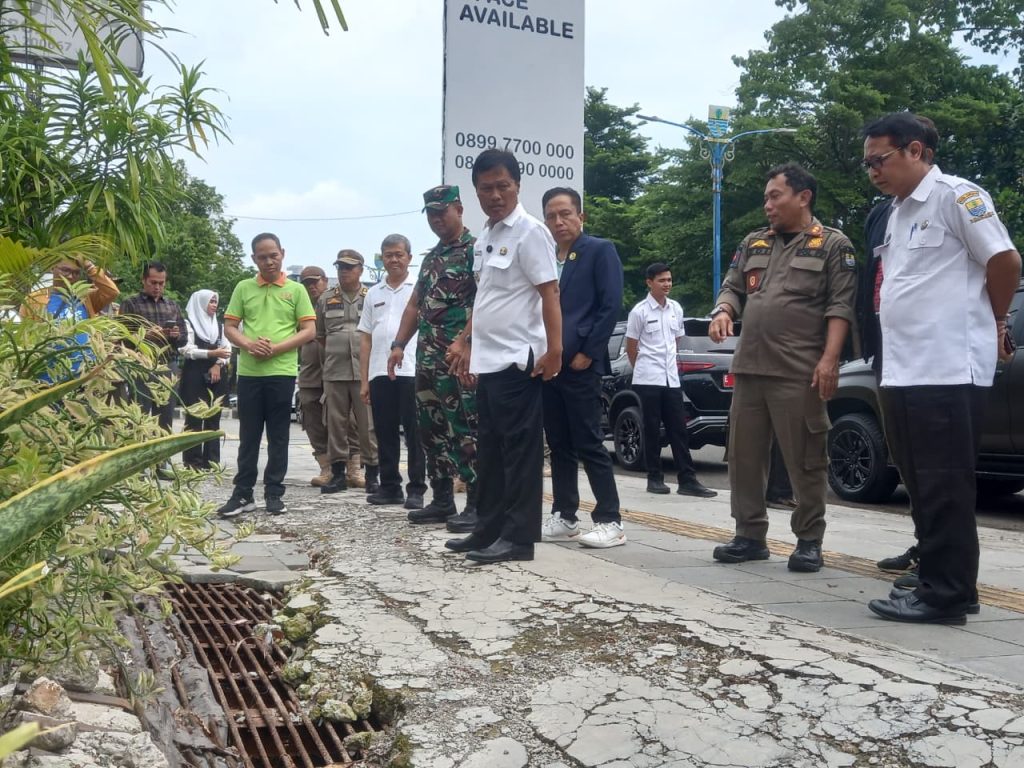 trotoar di jalan wahidin