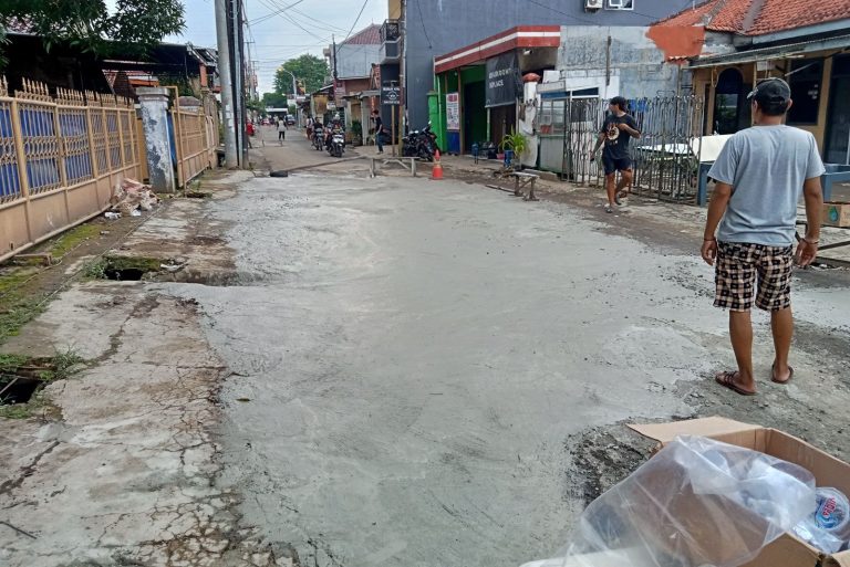 Warga di Sicalung Tambal Jalan secara Swadaya, Pemkot Cirebon ke Mana? Warga di Sicalung Tambal Jalan secara Swadaya