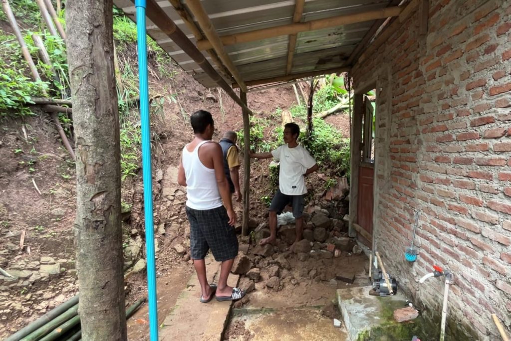 Rumah Pedagang Es Doger di Greged Cirebon Tertimpa Longsor longsor cirebon