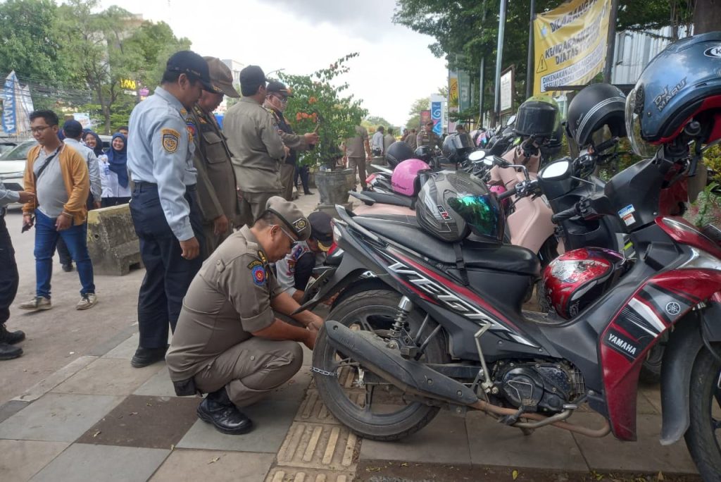 Parkir di Trotoar Depan CSB Mall, Puluhan Motor Digembok Parkir di Depan CSB Mall