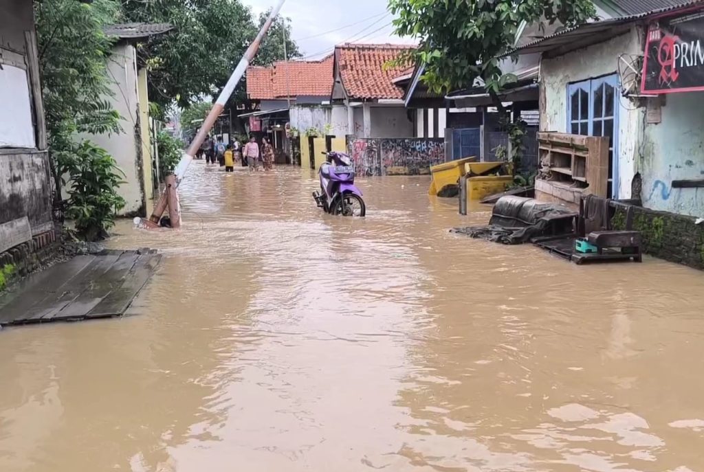 Banjir di Pangenan Cirebon Datang saat Warga Tertidur banjir di pangenan cirebon