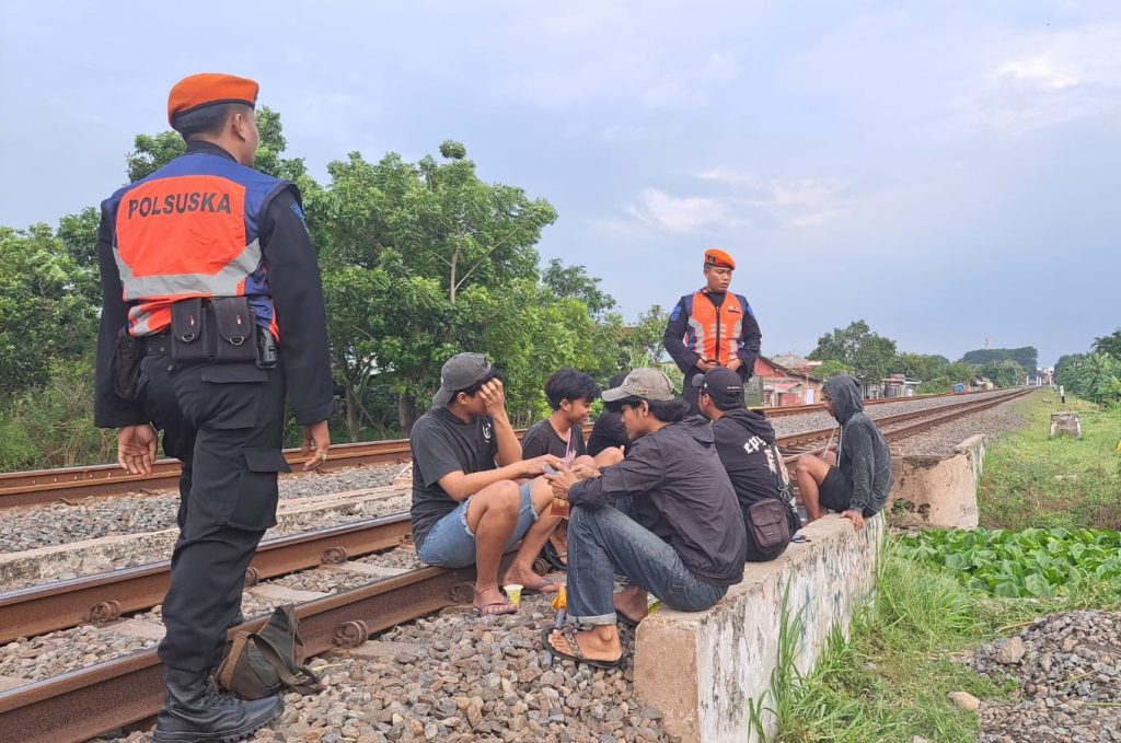 Ngabuburit di Rel Kereta Api