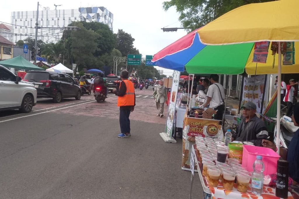 “War Takjil” di Jalan Siliwangi Kota Cirebon, Ramai Jelang Buka Puasa war takjil di jalan siliwangi cirebon