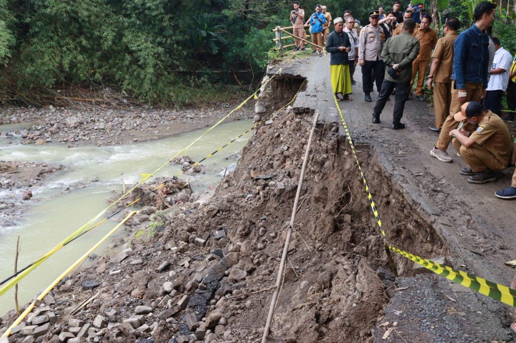 Tinjau Jembatan Ambrol di Argasunya, Walikota Edo: Jumat Besok Mulai Perbaikan jembatan lebakngok