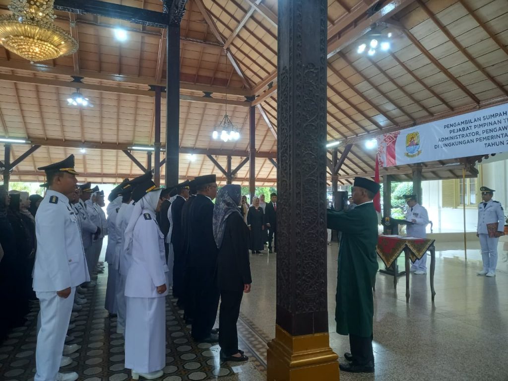 Bupati Imron melantik pejabat mulai eselon II sampai IV dan fungsional.