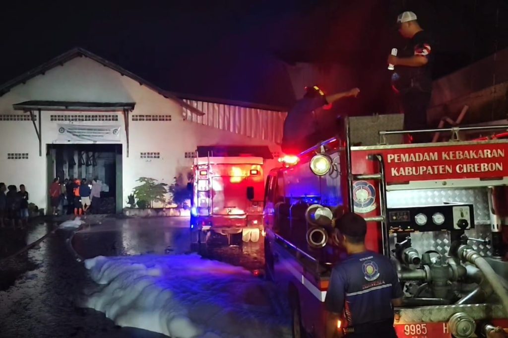 kebakaran pabrik di Cirebon