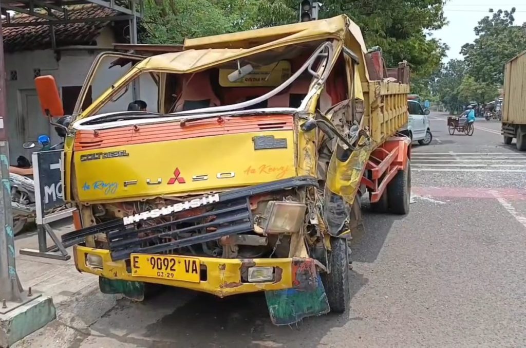 Kecelakaan Lalu Lintas di Kesenden Kota Cirebon, Adu Bagong Dump Truk vs Truk Gandengan Kecelakaan Lalu Lintas Cirebon