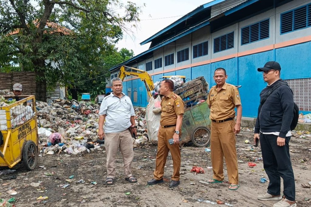 Sampah Meluber ke Jalan, Pemdes Weru Lor Lakukan Pengurasan TPS Sampah Weru Lor