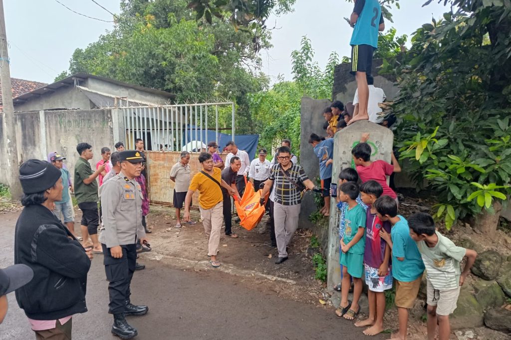 Seorang warga Setu Kulon gantung diri