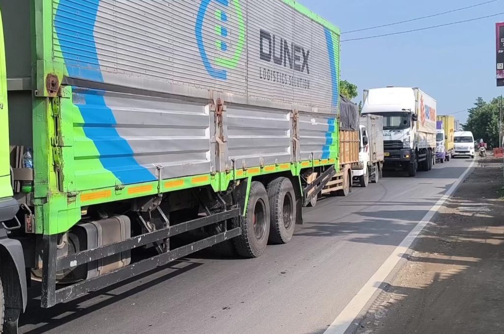 Efek One Way Terjadi Antrean Panjang di GT Palimanan Cirebon