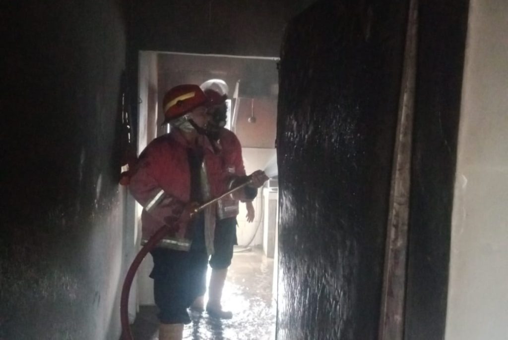 Petugas Damkar Kabupaten Cirebon Padamkam Kebakaran Rumah di Arjawinangun