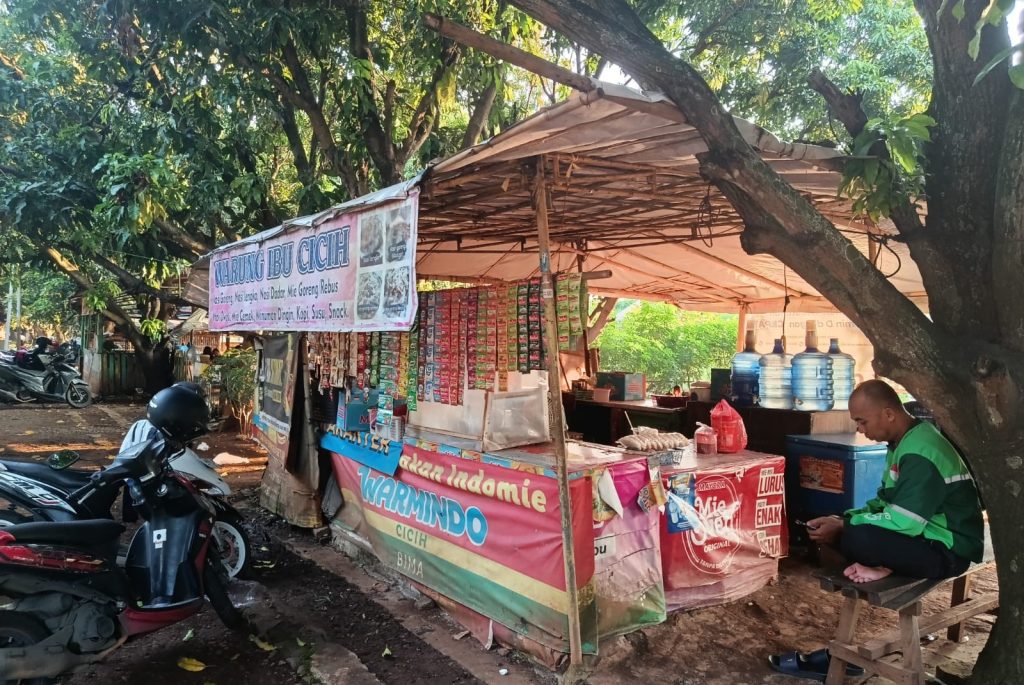 Harga Plastik Naik, Dampaknya Dirasakan Pedagang Kecil di Cirebon