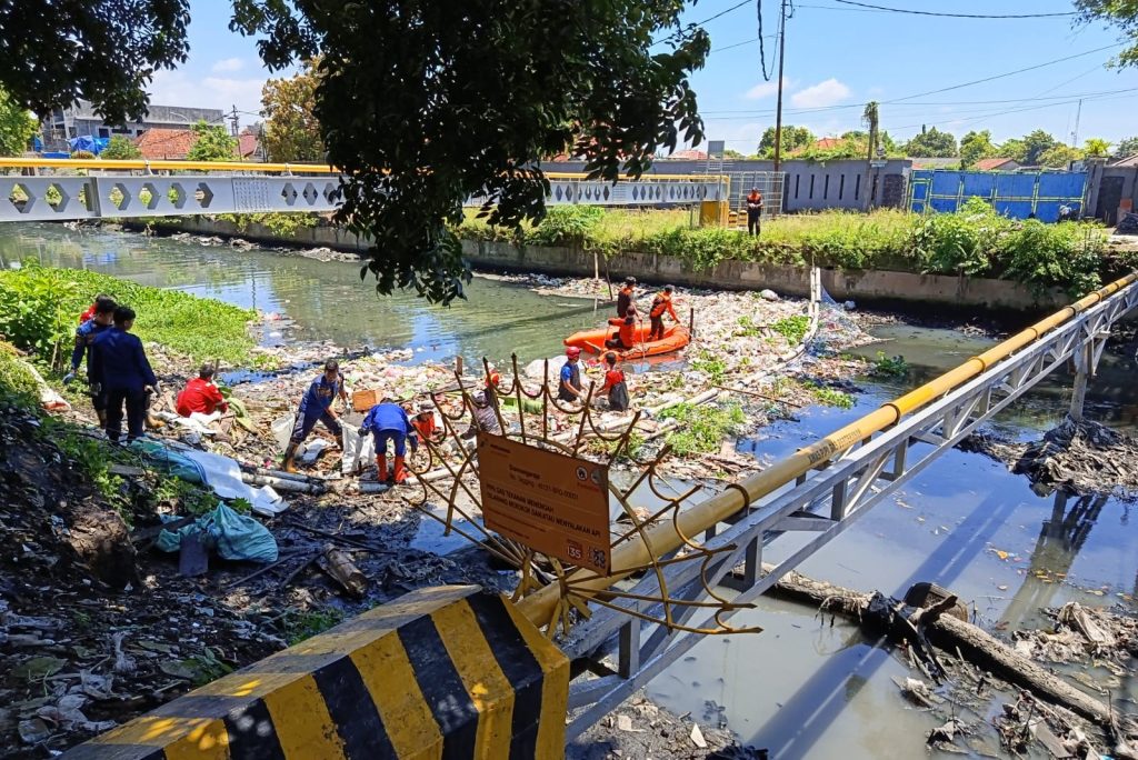 Seolah Gak Ada Habisnya, Tumpukan Sampah Kepung Kali Sukalila Kota Cirebon Kali Sukalila Cirebon Dikepung Sampah